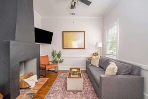 TV, lareira, escritórios