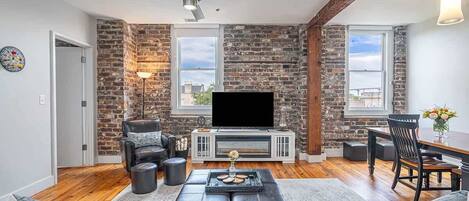 Télévision, cheminée, espaces bureaux