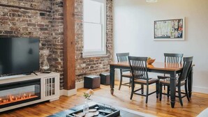 Dining - Spacious Historic 2BD 2BA Downtown Condo (Savannah)