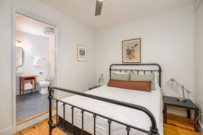 1 bedroom, travel cot, WiFi, bed sheets - Downtown Boho Loft on Broughton St| Bikes Included (Savannah)