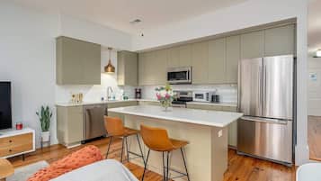 Kjøleskap, kaffetrakter/tekoker og kjøkkenutstyr