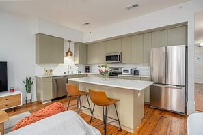Fridge, coffee/tea maker, cookware/dishes/utensils - Downtown Boho Loft on Broughton St| Bikes Included (Savannah)