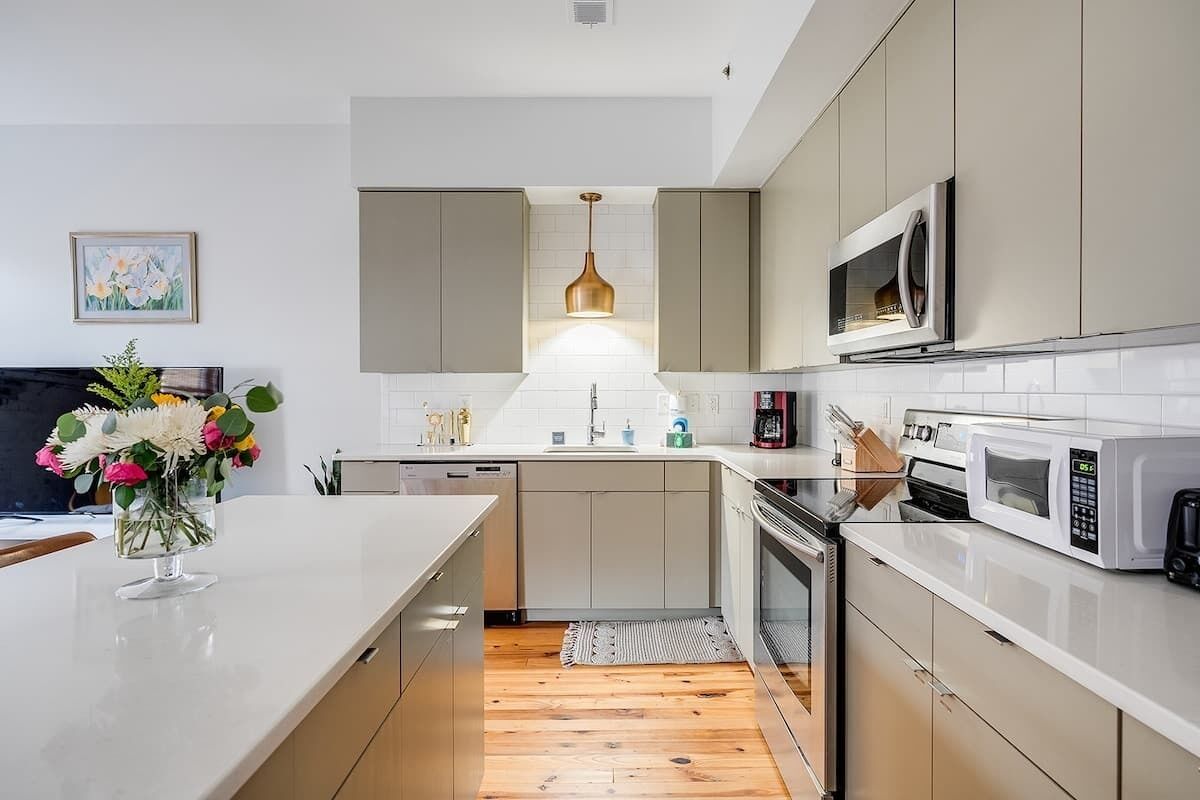 ثلاجة، ماكينة لصنع القهوة/الشاي، مستلزمات طهي/أطباق/أوعية