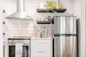 Réfrigérateur, four à micro-ondes, un four, surface de cuisson