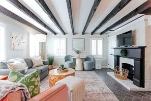 Una televisión, una oficina
