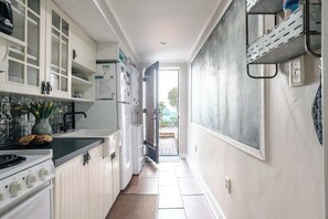 Een koelkast, een magnetron, een oven, een kookplaat