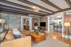 Télévision, cheminée, espaces bureaux