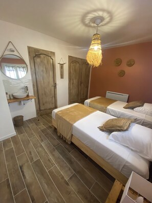 4 bedrooms, iron/ironing board, free WiFi, bed sheets