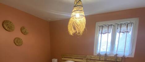 4 bedrooms, iron/ironing board, free WiFi, bed sheets