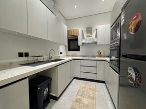 Réfrigérateur, micro-ondes, four, cafetière/bouilloire