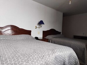 Habitació bàsica, vistes a la ciutat | Escriptori, espai de treball apte per a portàtils i cortines opaques 