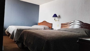 Habitació, vistes a la ciutat | Escriptori, espai de treball apte per a portàtils i cortines opaques
