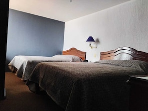 Habitación, vista a la ciudad | Escritorio, espacio para trabajar con laptop y cortinas blackout