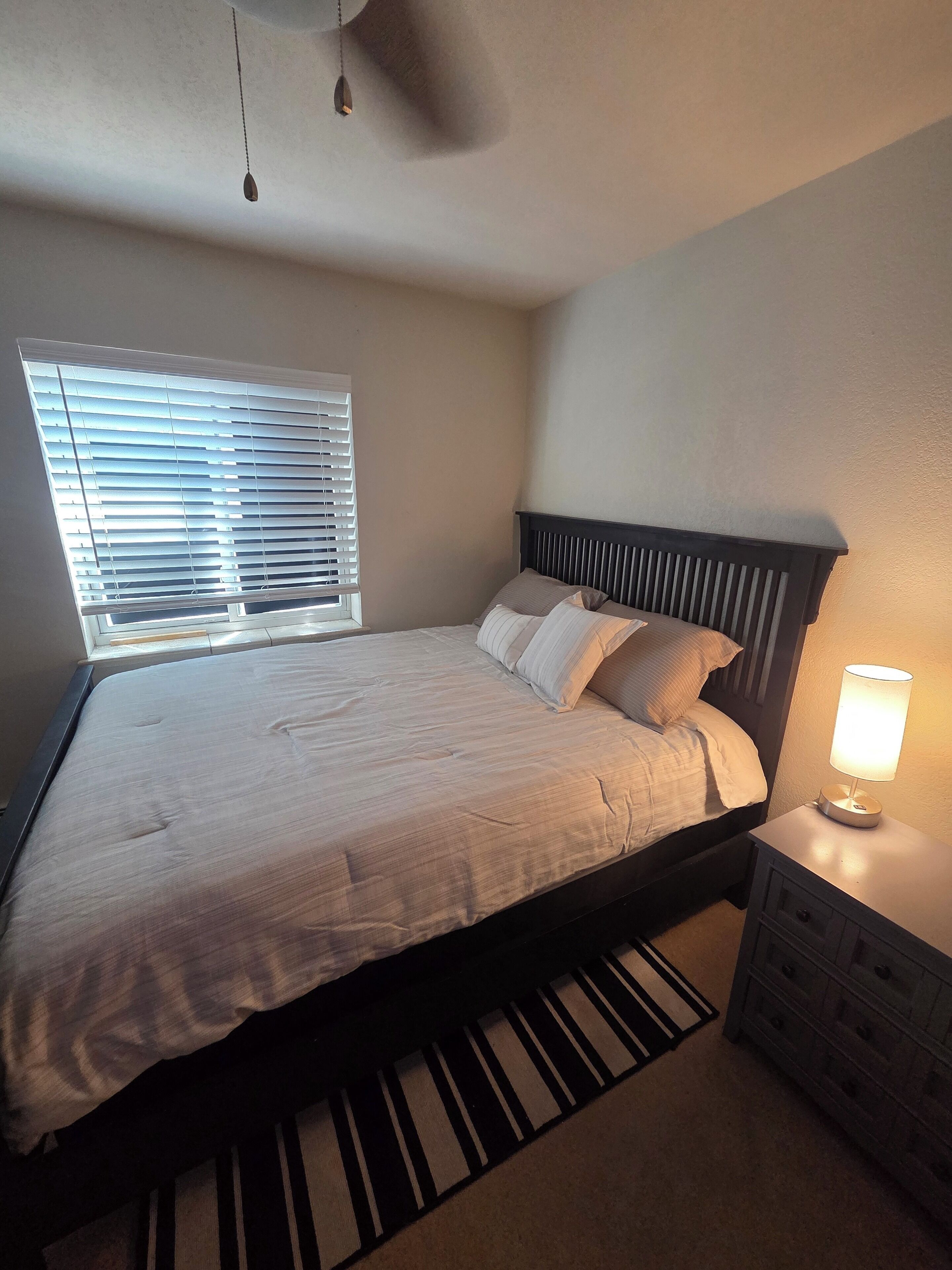 1 habitación, tabla de planchar con plancha, wifi gratis y ropa de cama 