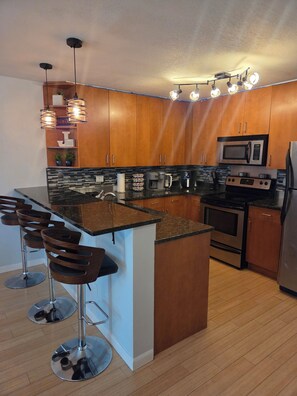 Réfrigérateur, micro-ondes, four, plaque de cuisson