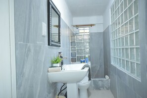 Dusj, håndklær, såpe og sjampo