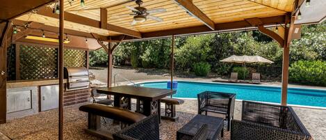 تناول الطعام بالخارج