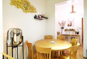 Dining - Le Marais / Sunshine Apt/ 5 bdrs/ 3 mins to metro (Paris)