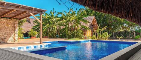 Piscine extérieure, parasols, chaises longues