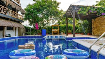 Piscina externa, guarda-sóis, espreguiçadeiras