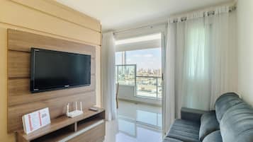 Eenvoudig appartement | Woonruimte | Een 32-inch smart-tv met digitale zenders