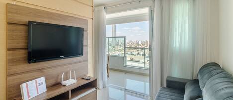 Eenvoudig appartement | Woonruimte | Een 32-inch smart-tv met digitale zenders