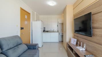 Eenvoudig appartement | Woonruimte | Een 32-inch smart-tv met digitale zenders