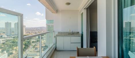 Basic Apartment | Outdoor dining