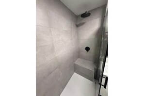 タオル、トイレットペーパー