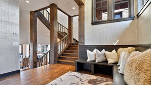 House (5 Bedrooms) | Interior