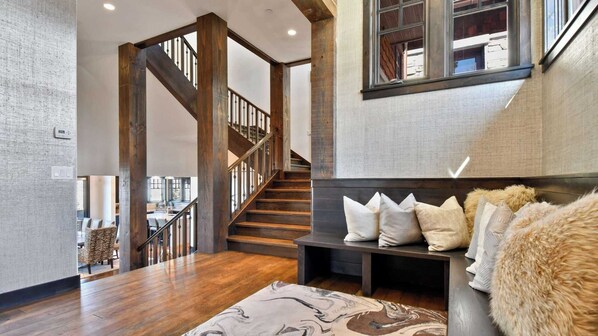 House (5 Bedrooms) | Interior