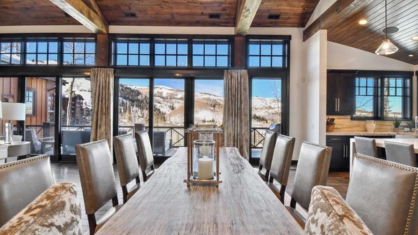 House (5 Bedrooms) | Interior