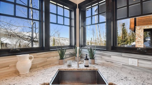 Ski-in Ski-out Deer Valley Hot Tub, Fire Pit, Views Silver Sun by Avantstay