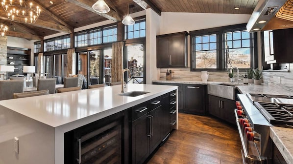 House (5 Bedrooms) | Interior