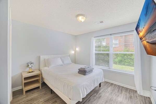 4 bedrooms, iron/ironing board, WiFi, bed sheets