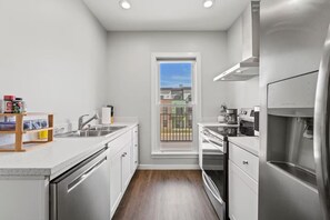 Réfrigérateur, four à micro-ondes, un four, surface de cuisson