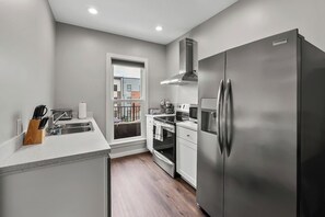 Kühlschrank, Mikrowelle, Ofen, Herdplatte