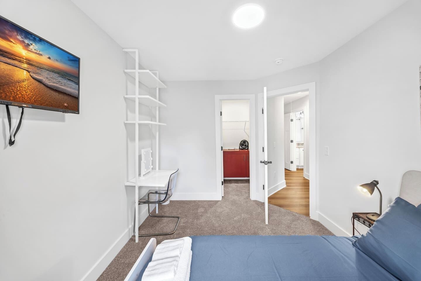 6 bedrooms, iron/ironing board, WiFi, bed sheets