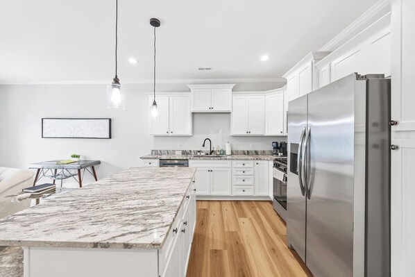 ثلاجة، ميكروويف، فرن، موقد طهي مسطح