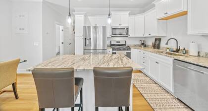 New 2024 Townhome | Bright & Modern Stay Close to Downtown Spartanburg