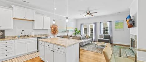 Télévision, cheminée, livres