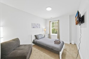 3 bedrooms, iron/ironing board, WiFi, bed sheets