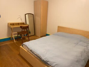 4 bedrooms, iron/ironing board, internet, bed sheets