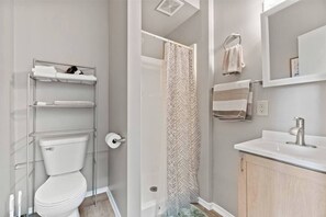 Douche, sèche-cheveux, serviettes fournies