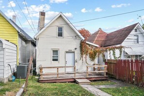 Une maison de plain-pied avec un porche à l’avant, une petite fenêtre et une porte.