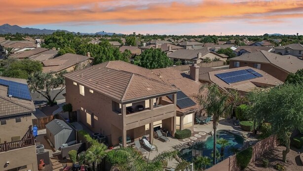 Zona residencial con casas, piscina y paneles solares.