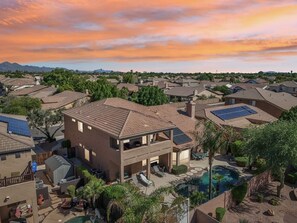 A residential area with houses, a swimming pool, and solar panels. - Spacious Escape | Pool, Hot Tub & Room for Up to 14 Guests (Scottsdale)