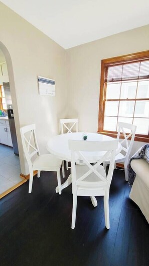 Dining - Cozy bedroom B in cute neighbourhood W Free Wi-Fi (Fort Wayne)