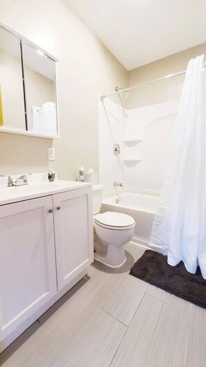 Shower, hair dryer, towels - Cozy bedroom B in cute neighbourhood W Free Wi-Fi (Fort Wayne)