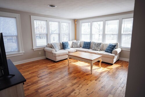 2 Cozy & Stylish Queen Beds in Fort Wayne